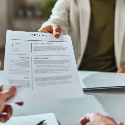 5606-gros-plan-du-demandeur-emploi-donnant-son-cv-lors-entretien-embauche-au-bureau